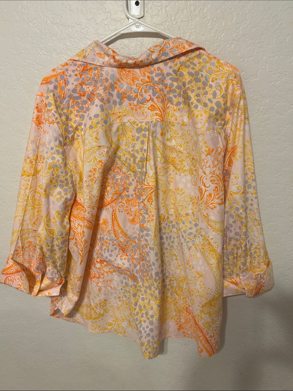 🧸Chico’s no iron Paisley Button-Up Blouse in Peach, Orange & Yellow size 4 GUC - Picture 6 of 7